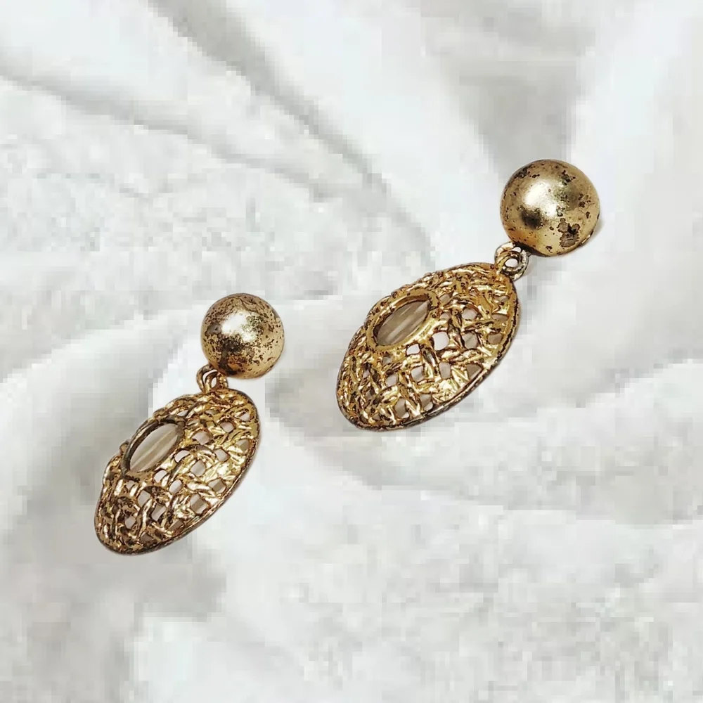 🙋 10/$20. Gold Tone Dangling Earrings